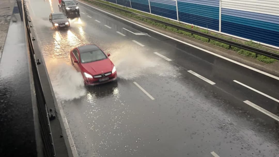 Czy podczas burzy jest bezpiecznie w aucie? Oto, co musisz wiedzieć