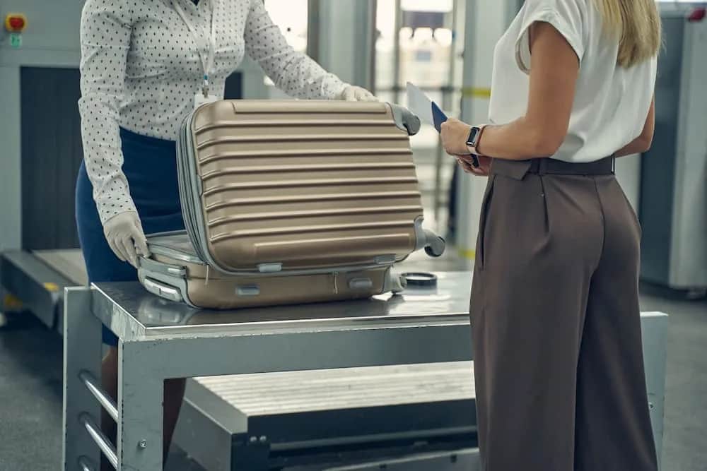 Co trzeba wyjąć z bagażu podręcznego, aby uniknąć problemów na lotnisku