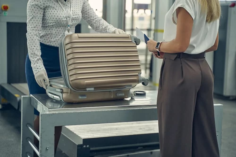 Co trzeba wyjąć z bagażu podręcznego, aby uniknąć problemów na lotnisku