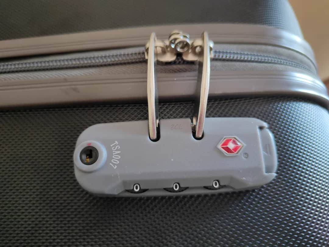 Jak odblokować walizkę: proste metody na otwarcie zamka bez kodu