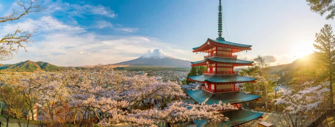 Ile trwa lot do Tokio? Poznaj różnice między lotami bezpośrednimi a z przesiadkami